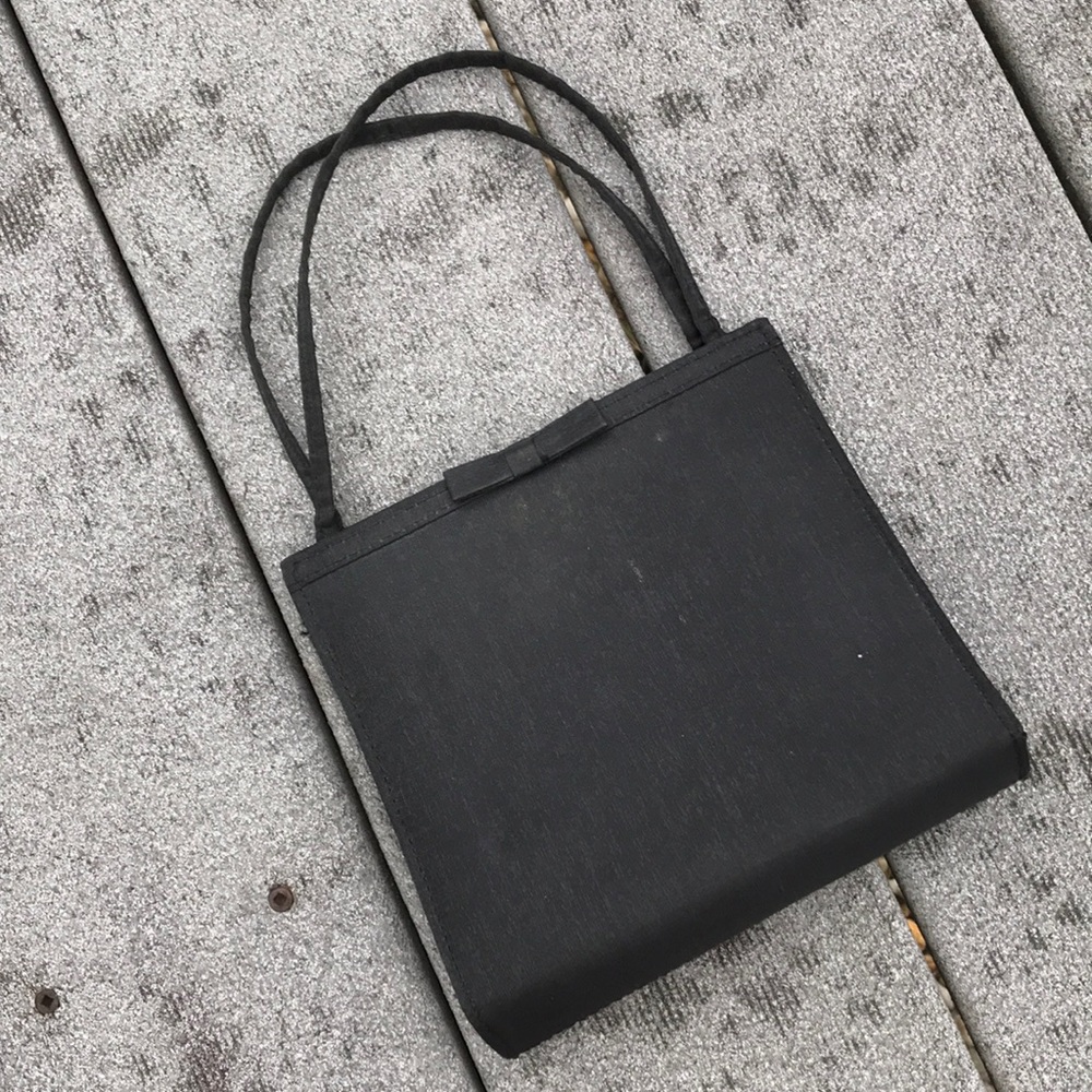 ❄️ Simple Black Bag